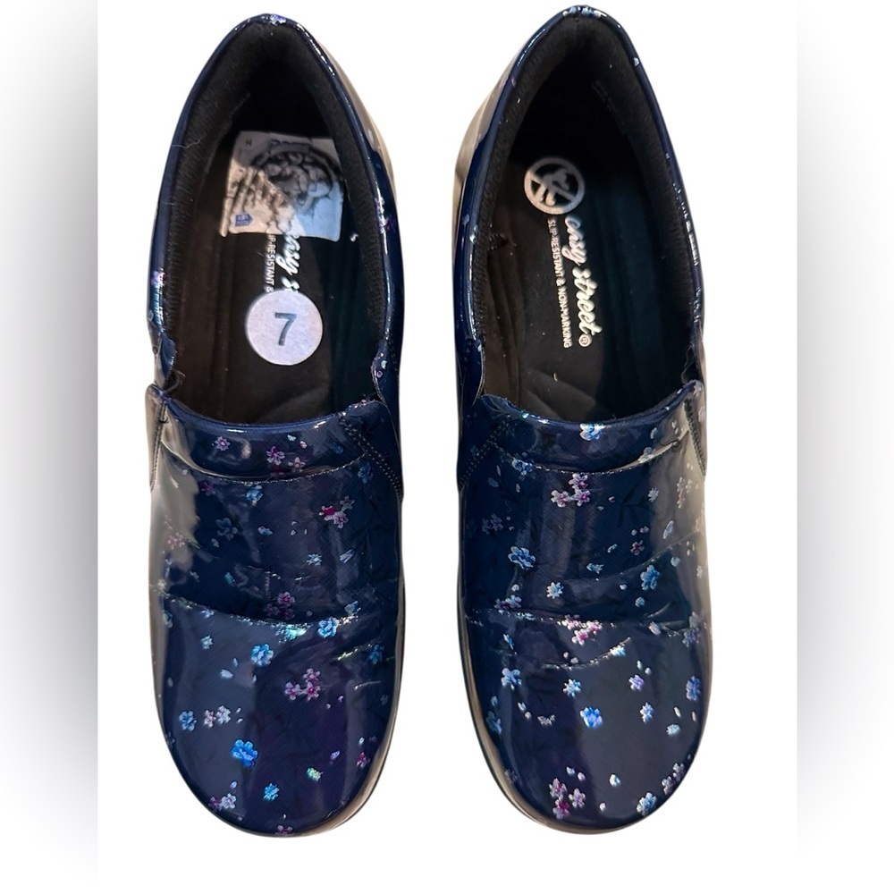 Easy Works by Easy Street Blue Floral Print Tiffany Clogs